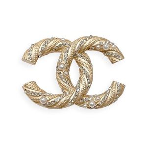 CHANEL Twisted Monogram Brooch with Crystal and Pearl